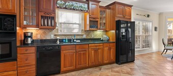 Monthly Rental – 4BR Pet-Friendly Retreat w/ Office, Bikes, Patio, Near Stables & Village Creek