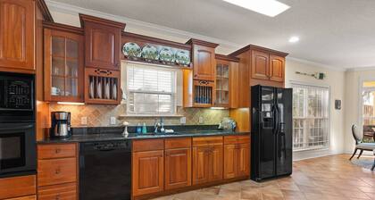 Monthly Rental – 4BR Pet-Friendly Retreat w/ Office, Bikes, Patio, Near Stables & Village Creek