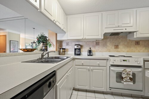 Innisbrook Condo on 15th Hole of Copperhead Course, 1 BR 1 BA with access to restaurants and golf!