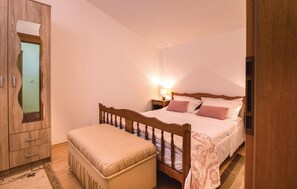 House (Four Bedroom Holiday Home with Sauna ) | 5 bedrooms, cribs/infant beds, free WiFi - Picturesque Escape Holiday Home With Pool and Sauna (Kastela)