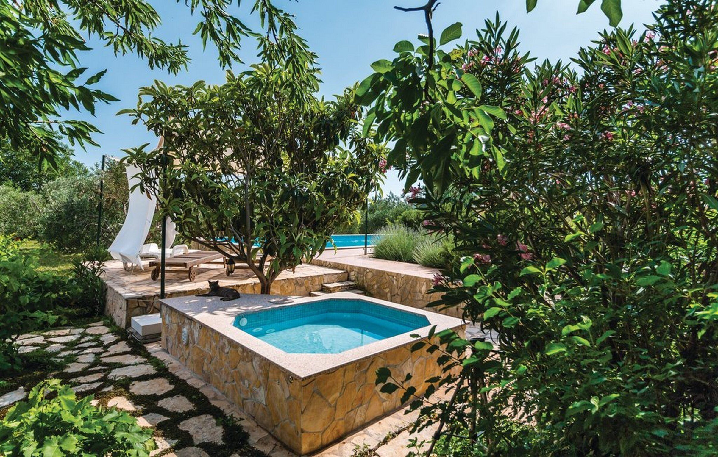 Maison (Four Bedroom Holiday Home with Sauna ) | Piscine | Piscine extérieure, parasols de plage, chaises longues