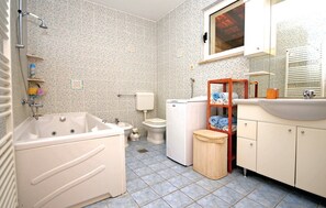 House (Four Bedroom Holiday Home with Sauna ) | Bathroom | Towels - Picturesque Escape Holiday Home With Pool and Sauna (Kastela)
