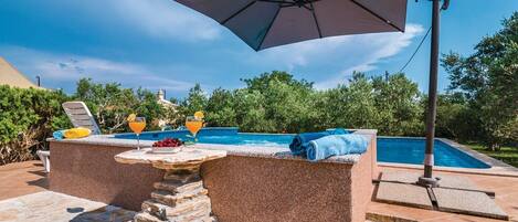 บ้านพัก (Four Bedroom Holiday Home with Sauna ) | สระว่ายน้ำ | สระว่ายน้ำกลางแจ้ง, ร่มริมสระว่ายน้ำ, เก้าอี้อาบแดดริมสระ