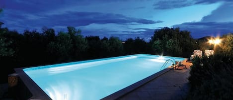 Maison (Four Bedroom Holiday Home with Sauna ) | Piscine | Piscine extérieure, parasols de plage, chaises longues