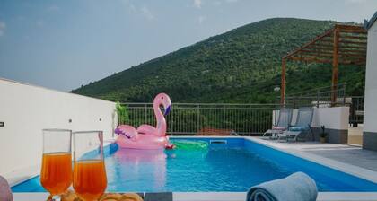 Tranquil Getaway Villa Prapatnica With Pool and Garden