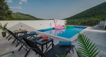 Tranquil Getaway Villa Prapatnica With Pool and Garden