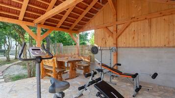 House (Four Bedroom Holiday Home with Pool a) | Gimnasium