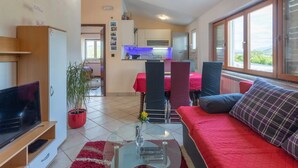 하우스 (Four Bedroom Holiday Home with Pool a) | 거실 | 케이블 채널 시청이 가능한 32인치 평면 TV, 푸즈볼, 탁구