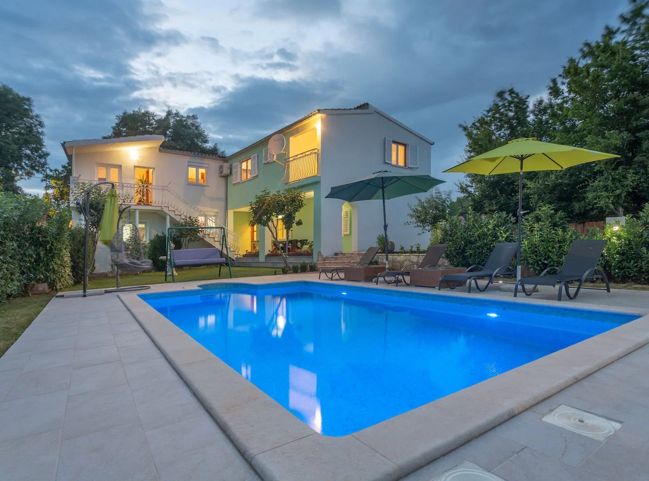 Ferienhaus (Four Bedroom Holiday Home with Pool a) | Außenpool | Außenpool (je nach Saison geöffnet), Sonnenschirme, Liegestühle