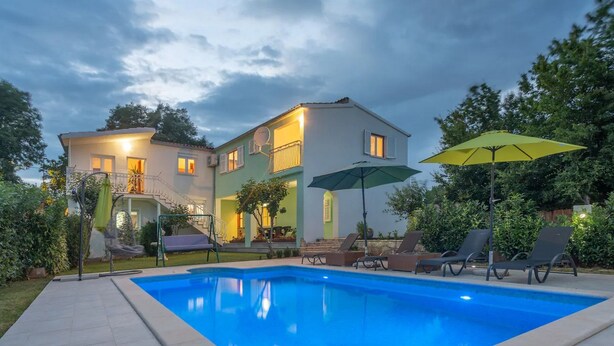 하우스 (Four Bedroom Holiday Home with Pool a) | 야외 수영장 | 시즌별로 운영되는 야외 수영장, 수영장 파라솔, 일광욕 의자