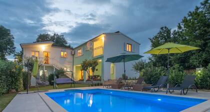 Sunny Escape Holiday Home Dicmo With Pool and Gym