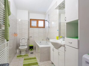獨棟房屋 (Four Bedroom Holiday Home with Pool a) | 浴室 | 毛巾