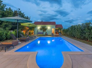 Ferienhaus (Four Bedroom Holiday Home with Pool a) | Außenpool