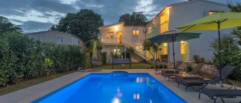 Hus (Four Bedroom Holiday Home with Pool a) | Utendørsbasseng | Sesongbasert utendørsbasseng, bassengparasoller og solsenger