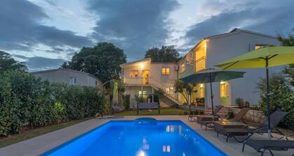 Sunny Escape Holiday Home Dicmo With Pool and Gym