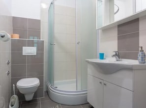 House (Four Bedroom Holiday Home with Pool a) | Bathroom | Towels
