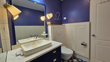 Luxury Room, Balcony, Valley View | Bathroom | Free toiletries, slippers, towels, soap
