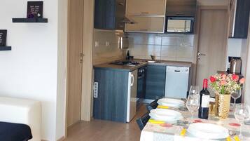 Căn hộ (Two Bedroom Apartment with Sea View) | Bếp riêng