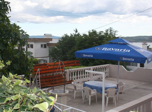 Lejlighed (Two Bedroom Apartment with Sea View) | Terrasse/gårdhave