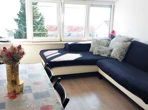 Lejlighed (Two Bedroom Apartment with Sea View) | Stue | 32-tommers fladskærms-tv med satellitkanaler
