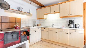 Kühlschrank, Ofen, Herdplatte, Wasserkocher mit Kaffee-/Teezubehör