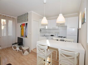 Apartment (Seaside Charm Apartment in Rovinj) | Living room | 32-inch flat-screen TV with satellite channels