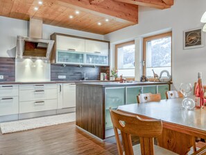 Kjøleskap, ovn, kokeplater og oppvaskmaskin