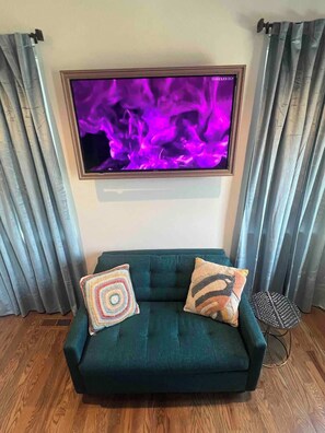 Televisión, chimenea, libros y oficina 