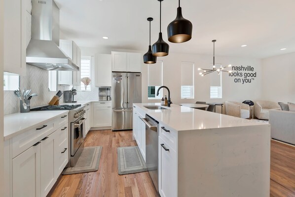 Fridge, microwave, oven, stovetop - Skyline Rooftop Views•Elevator•9 Beds•5min DT (Nashville)