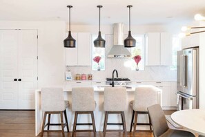 Unclassified image, 5 of 67, button