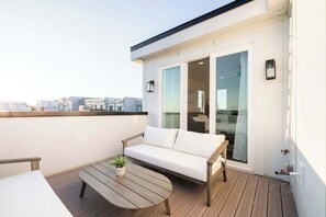 Terrace/patio - Skyline Rooftop Views•Elevator•9 Beds•5min DT (Nashville)