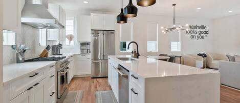 Refrigerador, microondas, horno, placa de cocina