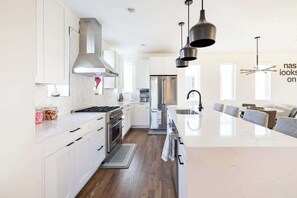 Fridge, microwave, oven, stovetop - Skyline Rooftop Views•Elevator•9 Beds•5min DT (Nashville)