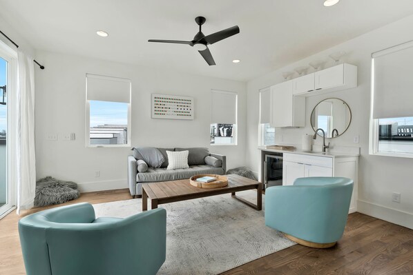 Televisión, chimenea, libros y oficina 