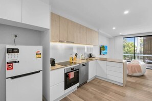 Geladeira, micro-ondas, fogão, cooktop