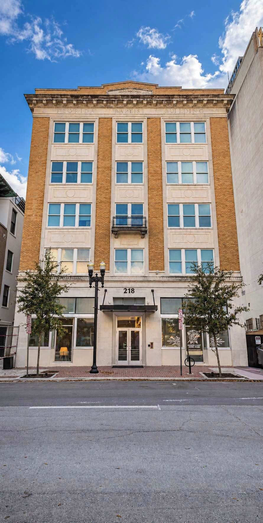 Un edificio de varios pisos con un letrero que dice 'Florida Baptist Building' en la parte superior.