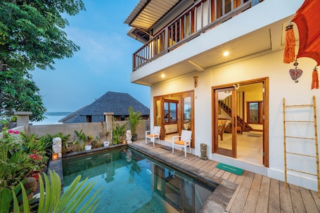 Fachada de la propiedad por la tarde o noche