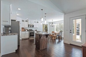Fridge, microwave, stovetop, dishwasher