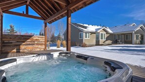 A hot tub under a wooden pergola with a view of a house and snow-covered ground. - 10 Minutes to the Unitas! Full-Home Francis Rental (Kamas)