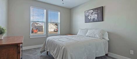 6 bedrooms, desk, iron/ironing board, WiFi