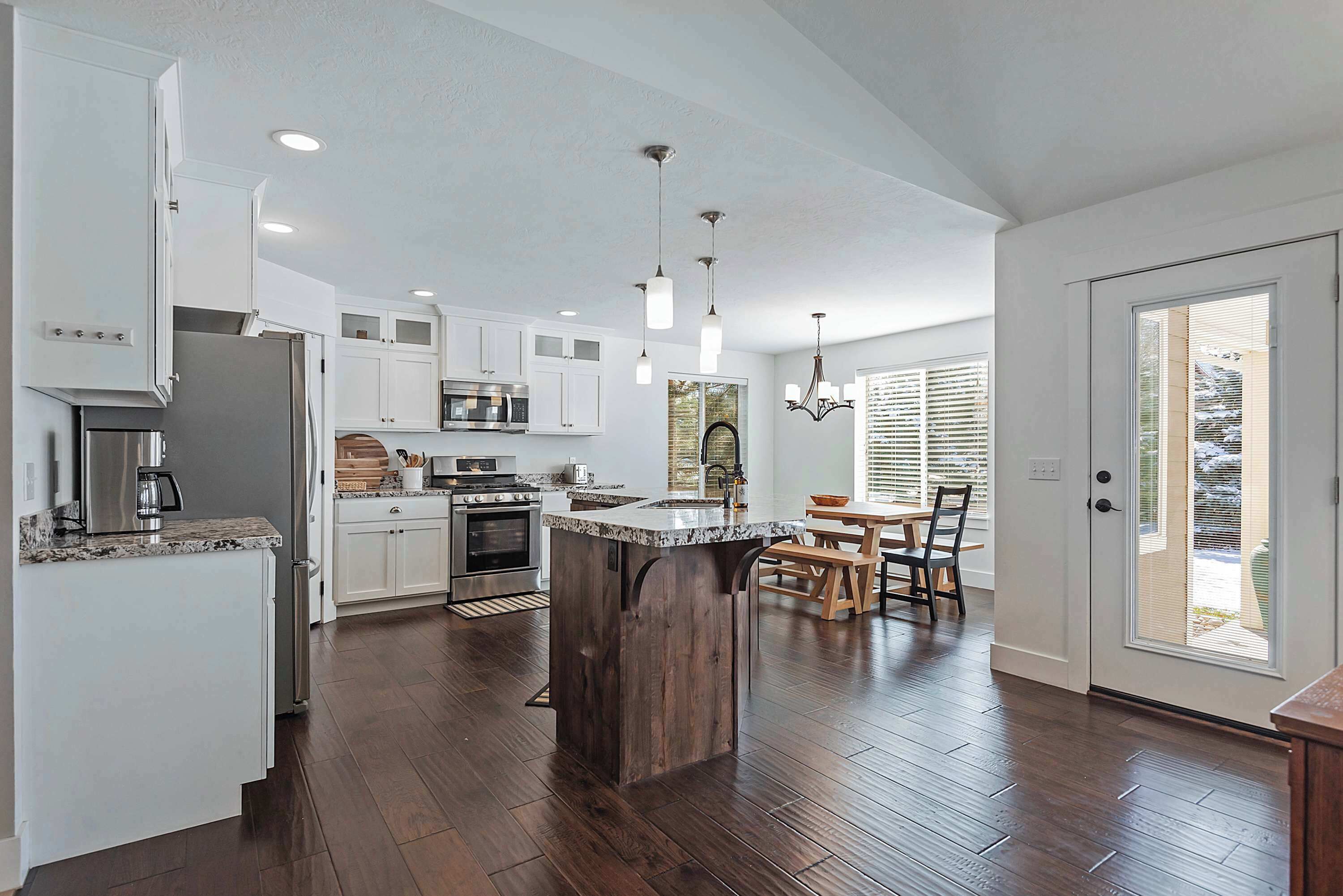 Fridge, microwave, stovetop, dishwasher