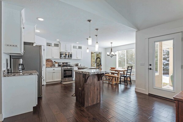 Réfrigérateur, micro-ondes, plaque de cuisson, lave-vaisselle