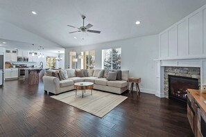 Télévision, cheminée, chaîne hi-fi, espaces bureaux