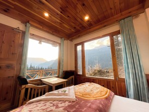 Standaard tweepersoonskamer, balkon, uitzicht op bergen | Individueel gemeubileerd, een bureau, gratis wifi