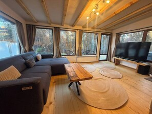 TV, fireplace - Villa Yarema Mountain Relax with Hot Jacuzzi & Sauna (Sofiyska oblast)