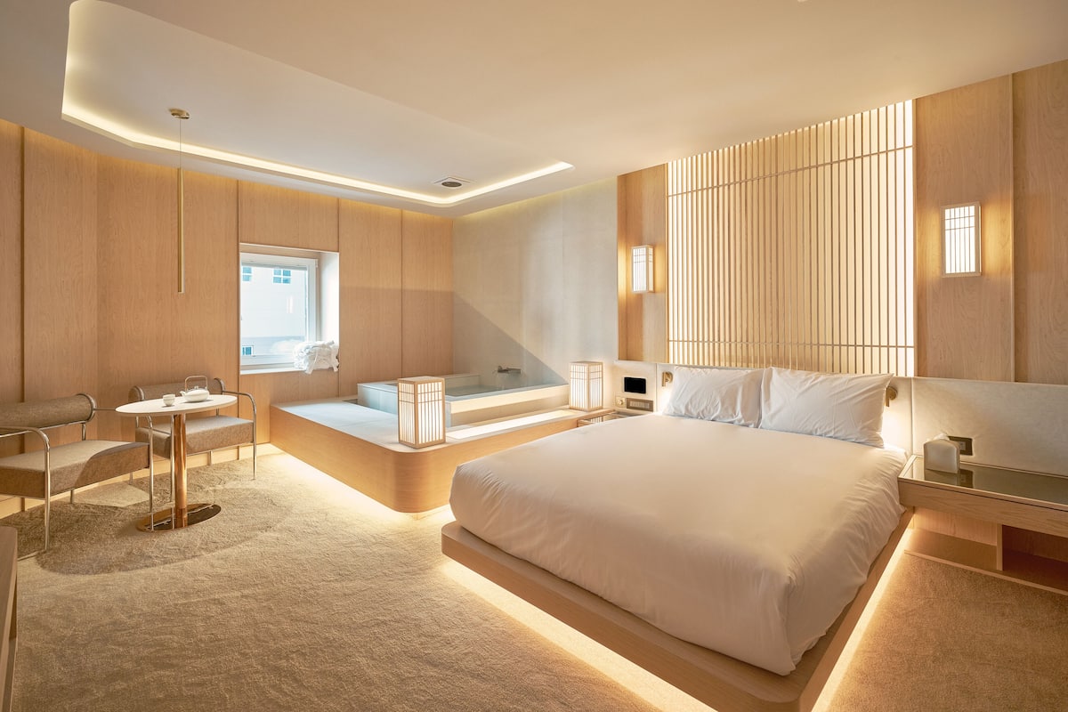 Blackout curtains, soundproofing, free WiFi, bed sheets