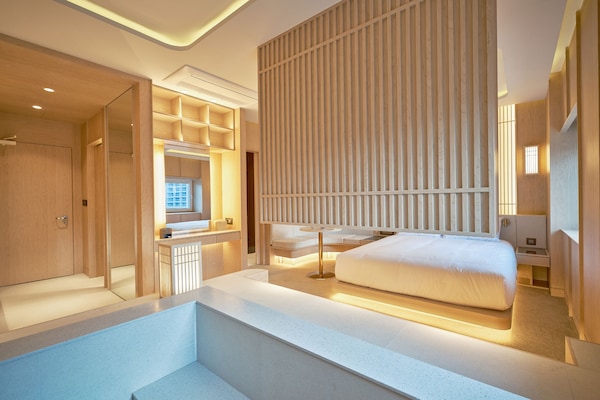 Blackout drapes, soundproofing, free WiFi, bed sheets