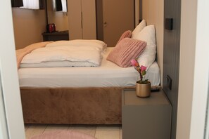 1 bedroom, internet, bed sheets, wheelchair access - Charming 1-Bedroom Retreat in Bad Salzuflen with Balcony & Wheelchair Access (Bad Salzuflen)