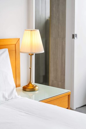 Desk, iron/ironing board, WiFi, bed sheets