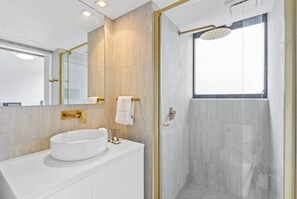 Shower, hair dryer, towels, shampoo - Stylish Studio in the Heart of Brisbane City (Brisbane City)
